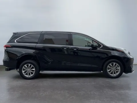 More photos of 2022 Toyota Sienna LE at Grace Auto Group, PA