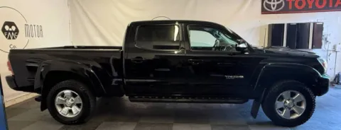 Photos of 2013 Toyota Tacoma V6 for sale in Tualatin, OR at Family Motor Company