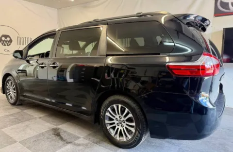 More photos of 2018 Toyota Sienna XLE Premium 8-Passenger at Family Motor Company, OR