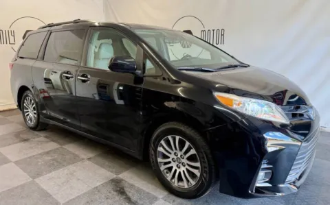 Blue 2018 Toyota Sienna XLE Premium 8-Passenger for sale in Tualatin, OR