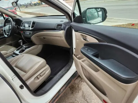 More photos of 2018 Honda Ridgeline RTL Pickup 4D 5 ft at Lunde Auto Sales, MN