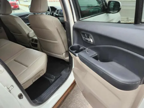 More photos of 2018 Honda Ridgeline RTL Pickup 4D 5 ft at Lunde Auto Sales, MN