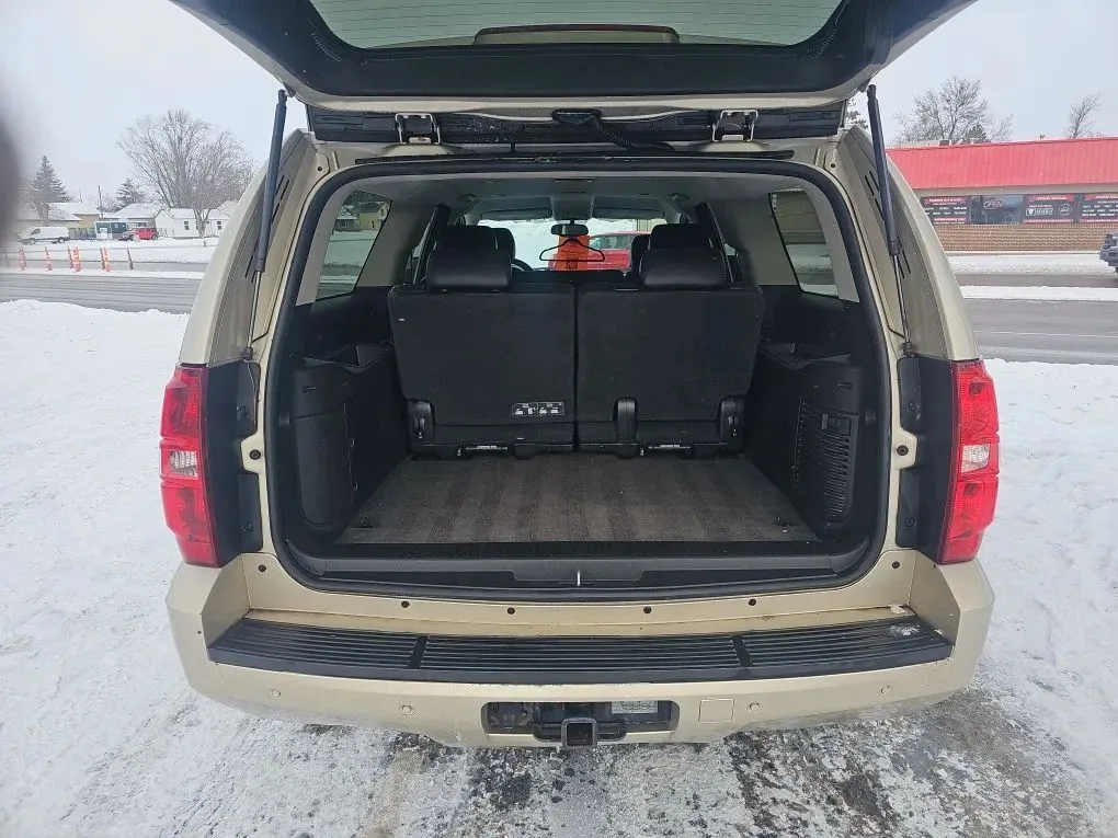 2012 Chevrolet Suburban 1500 - Image 2