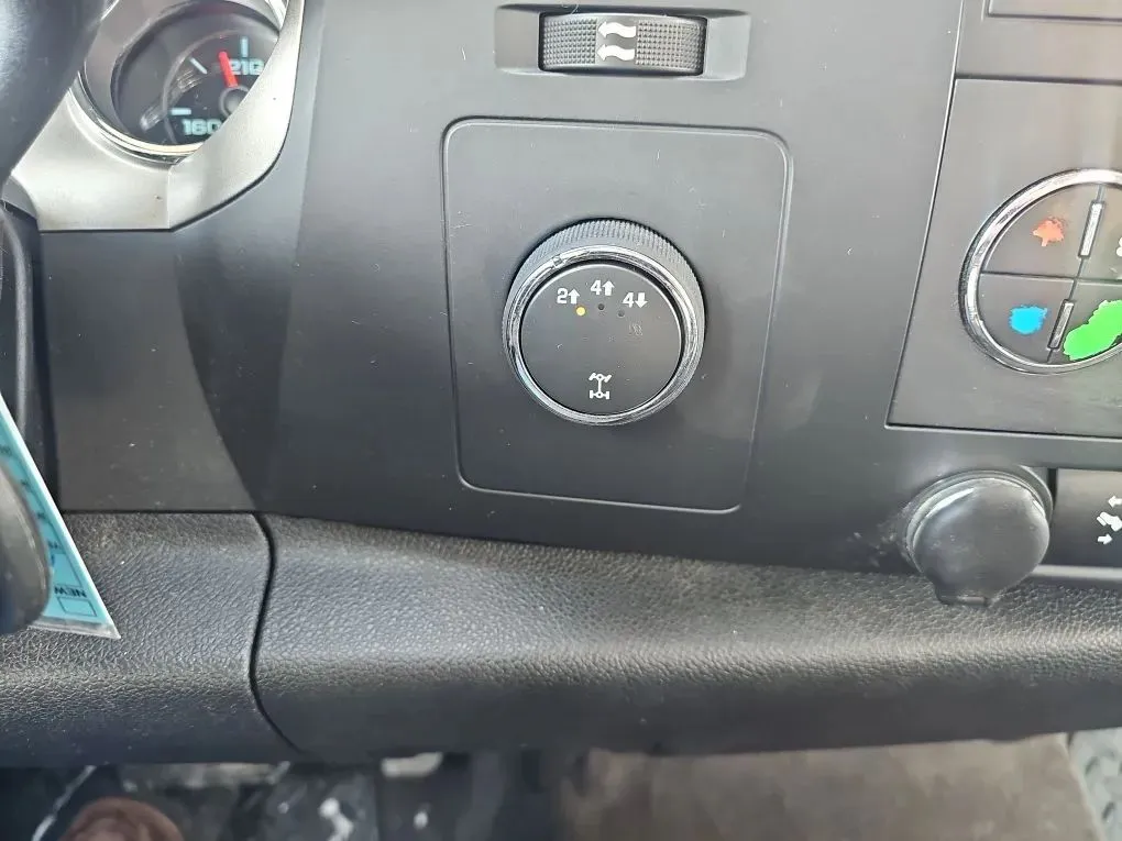 2014 Chevrolet Silverado 2500 HD Crew Cab - Image 3