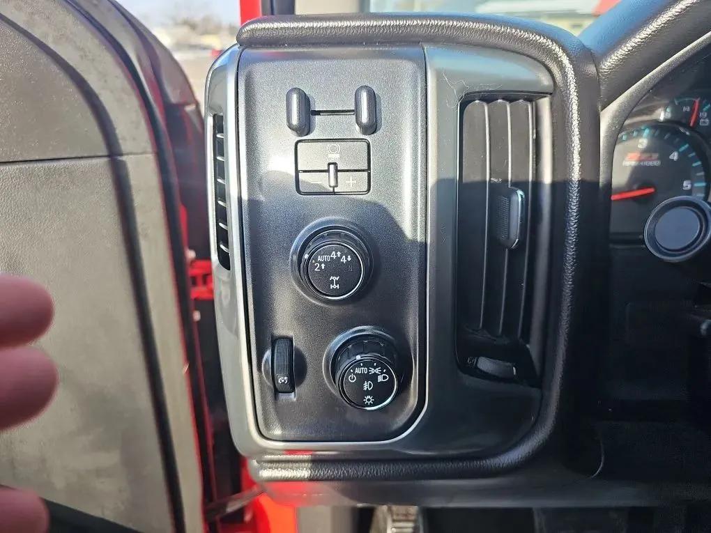 2017 Chevrolet Silverado 1500 Crew Cab - Image 3