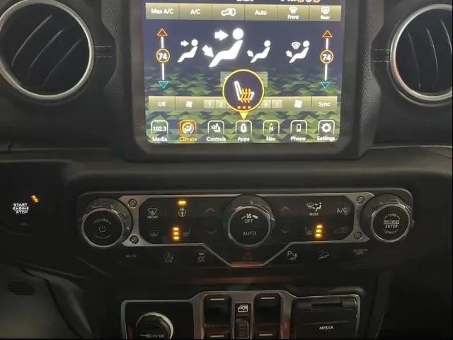 2020 Jeep Wrangler Unlimited Sahara - Photo 10