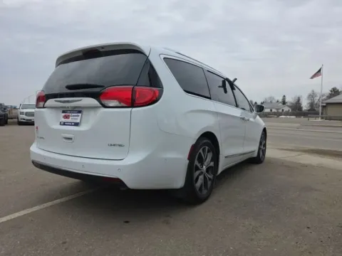 More photos of 2018 Chrysler Pacifica Limited Minivan 4D at Lunde Auto Sales, MN
