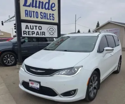 White 2018 Chrysler Pacifica Limited Minivan 4D for sale in Wadena, MN