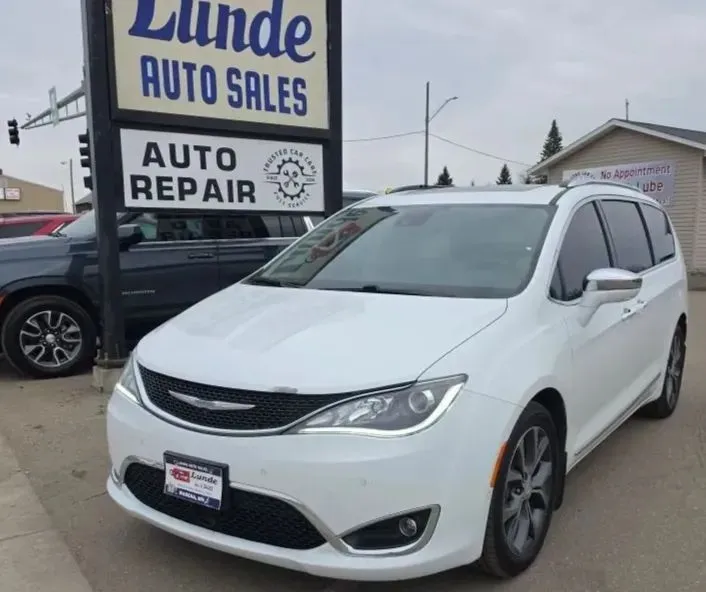 White 2018 Chrysler Pacifica Limited Minivan 4D for sale in Wadena, MN