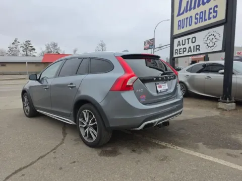 More photos of 2018 Volvo V60 T5 Cross Country Wagon 4D at Lunde Auto Sales, MN