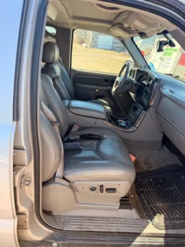 More photos of 2004 GMC Yukon XL 1500 Denali Sport Utility 4D at Lunde Auto Sales, MN