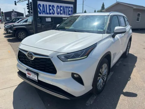 Photos of 2020 Toyota Highlander Platinum Sport Utility 4D for sale in Wadena, MN at Lunde Auto Sales