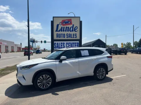 White 2020 Toyota Highlander Platinum Sport Utility 4D for sale in Wadena, MN