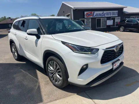More photos of 2020 Toyota Highlander Platinum Sport Utility 4D at Lunde Auto Sales, MN