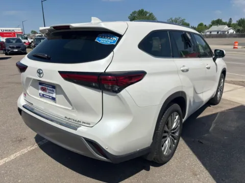 More photos of 2020 Toyota Highlander Platinum Sport Utility 4D at Lunde Auto Sales, MN