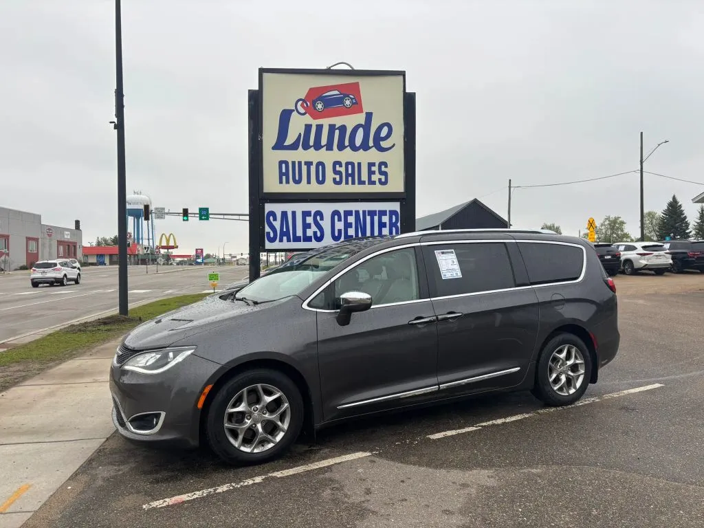 2018 Chrysler Pacifica Limited's photo