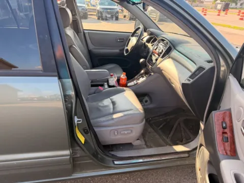 More photos of 2005 Toyota Highlander Sport Utility 4D at Lunde Auto Sales, MN