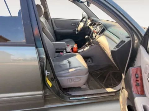 More photos of 2005 Toyota Highlander Sport Utility 4D at Lunde Auto Sales, MN