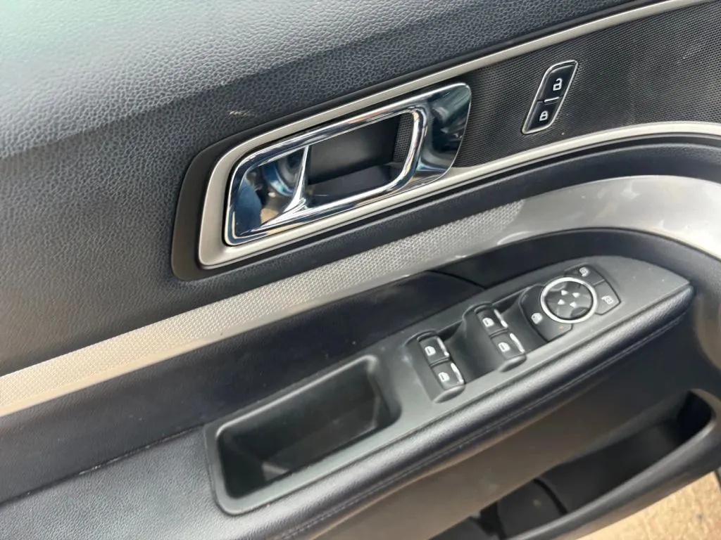 Ford Explorer photo 17