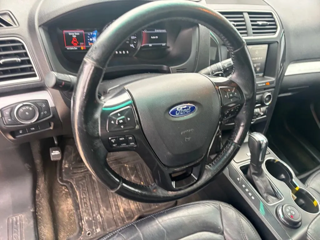 Ford Explorer photo 11