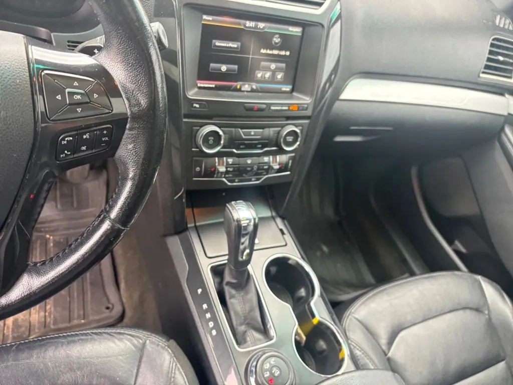 Ford Explorer photo 12
