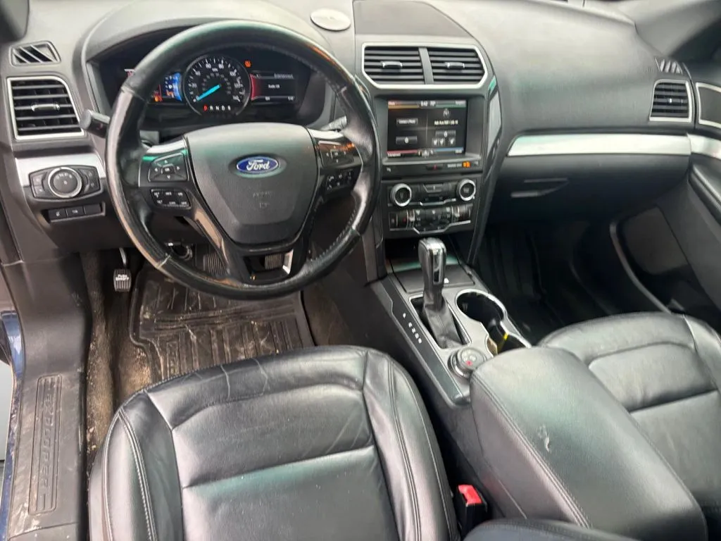 Ford Explorer photo 14