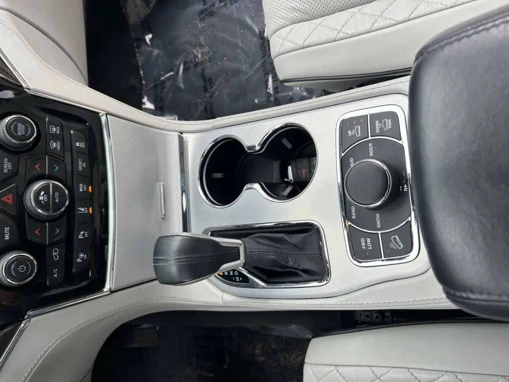 Jeep Grand Cherokee photo 22