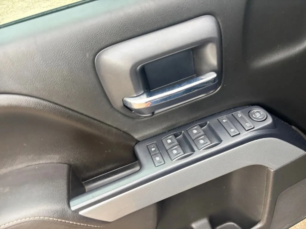 Chevrolet Silverado photo 17