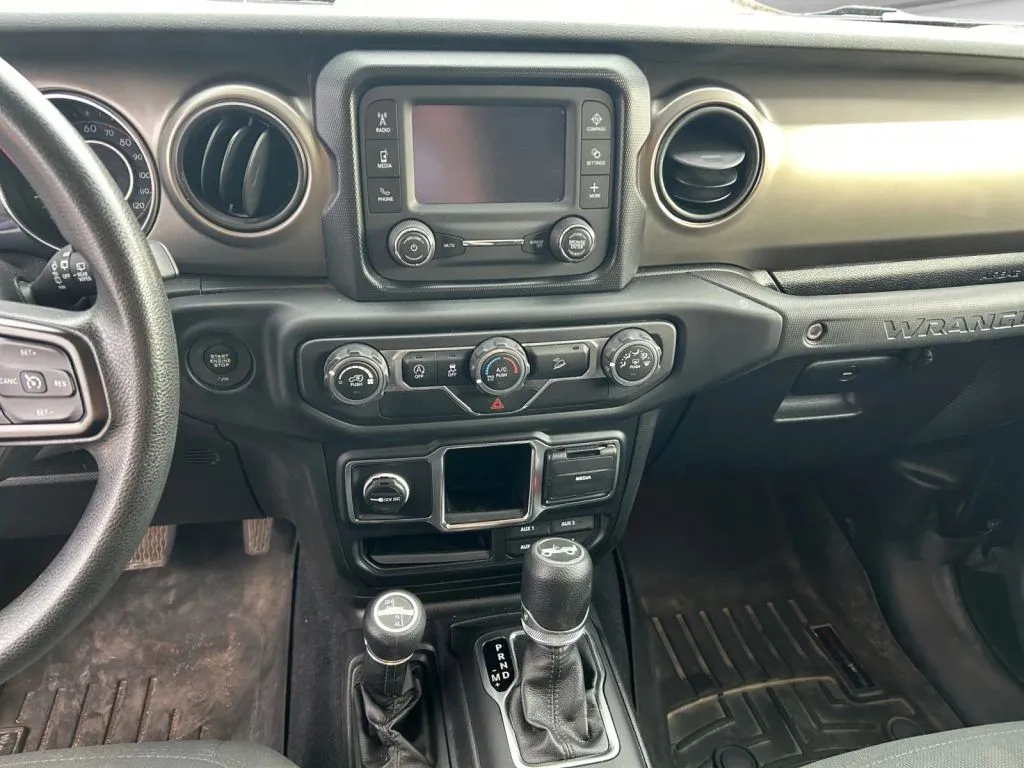 Jeep Wrangler photo 12