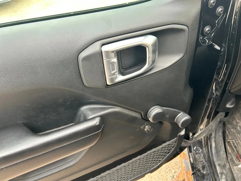 Jeep Wrangler photo 17