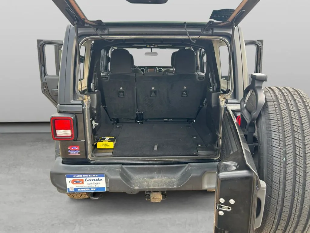 Jeep Wrangler photo 19