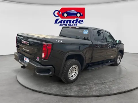 More photos of 2022 GMC Sierra 1500 Limited Crew Cab SLE Pickup 4D 5 3/4 ft at Lunde Auto Sales Center, MN