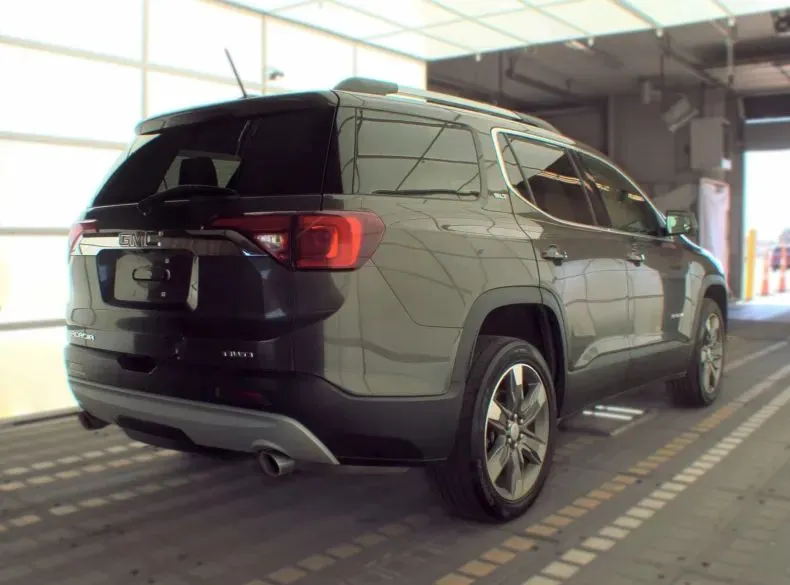 GMC Acadia photo 2