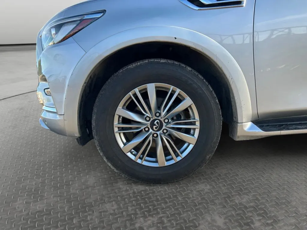 Infiniti QX80 photo 9