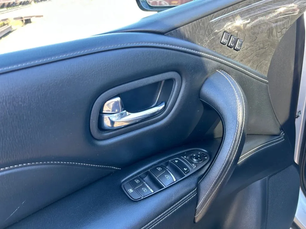 Infiniti QX80 photo 17