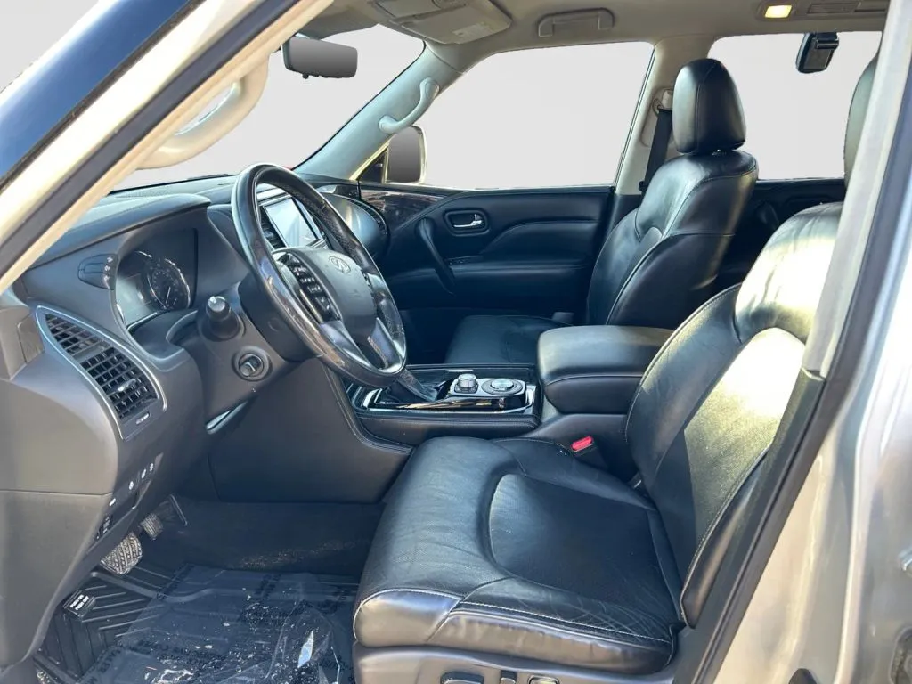 Infiniti QX80 photo 10