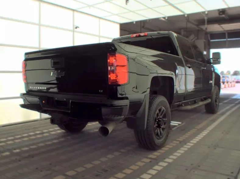 Chevrolet Silverado photo 2