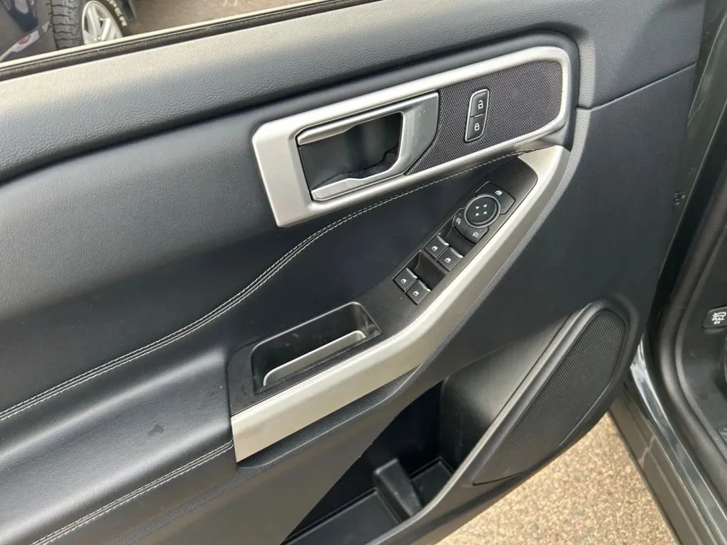 Ford Explorer photo 8