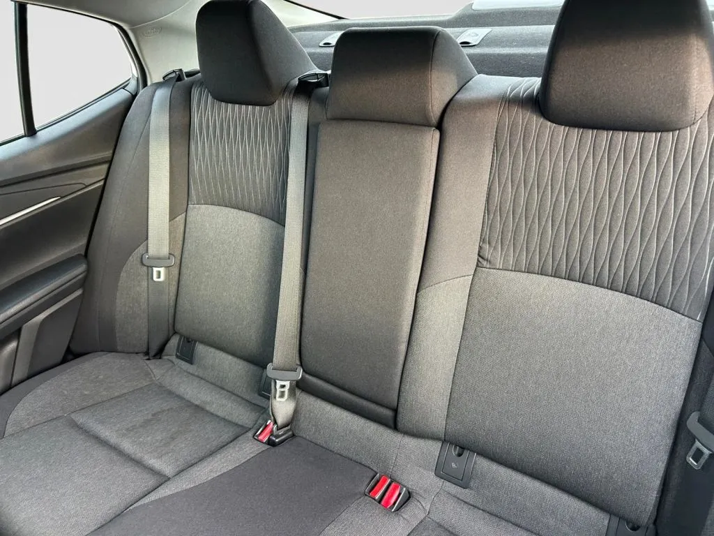 Toyota Camry photo 9
