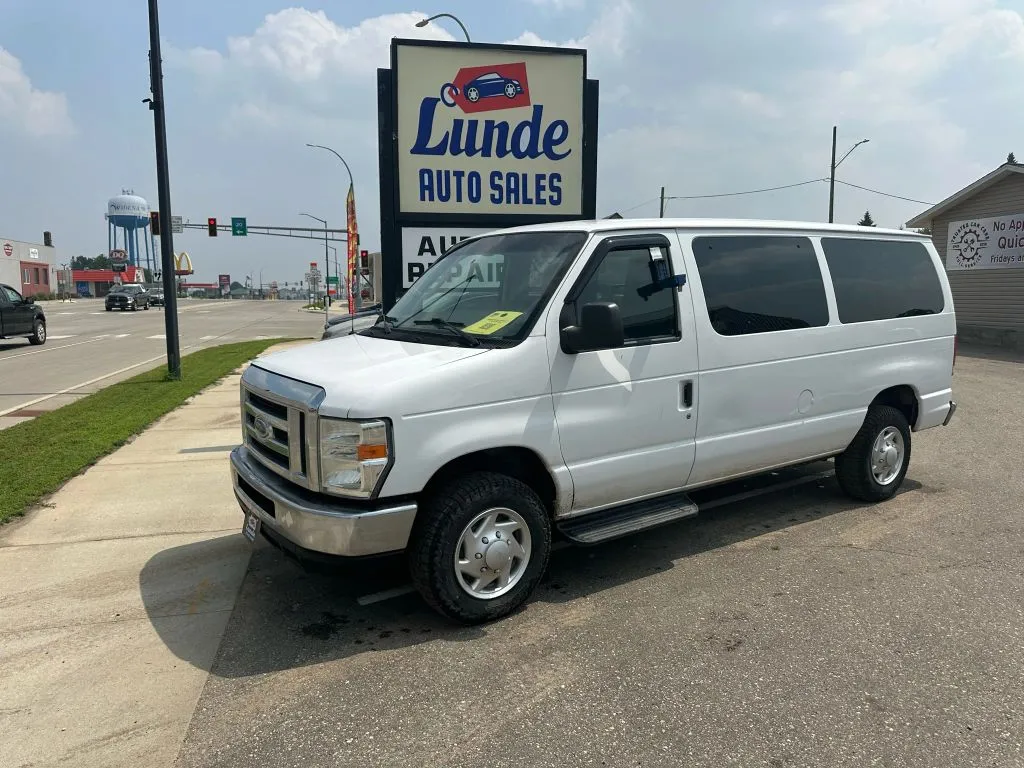 White 2014 Ford E350 Super Duty Passenger XLT Van 3D for sale in Wadena, MN
