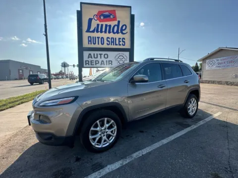 Silver 2017 Jeep Cherokee Latitude Sport Utility 4D for sale in Wadena, MN