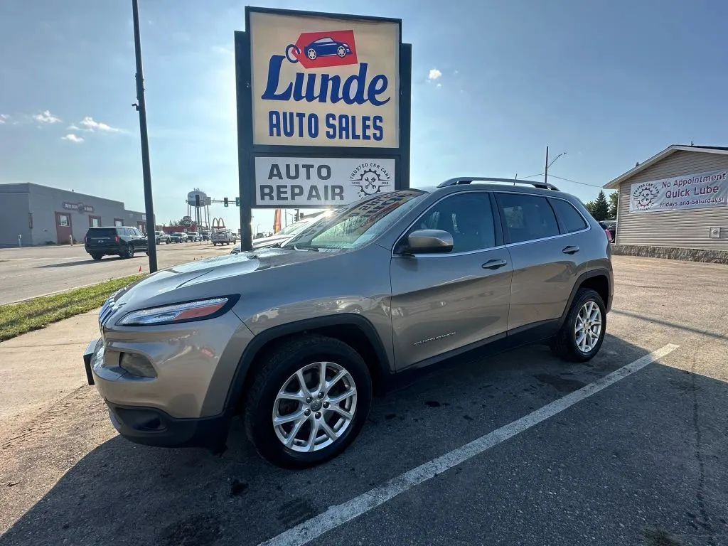 Silver 2017 Jeep Cherokee Latitude Sport Utility 4D for sale in Wadena, MN