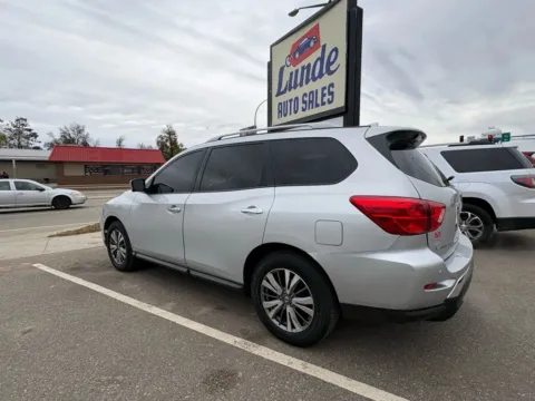 Photos of 2020 Nissan Pathfinder SL Sport Utility 4D for sale in Wadena, MN at Lunde Auto Sales
