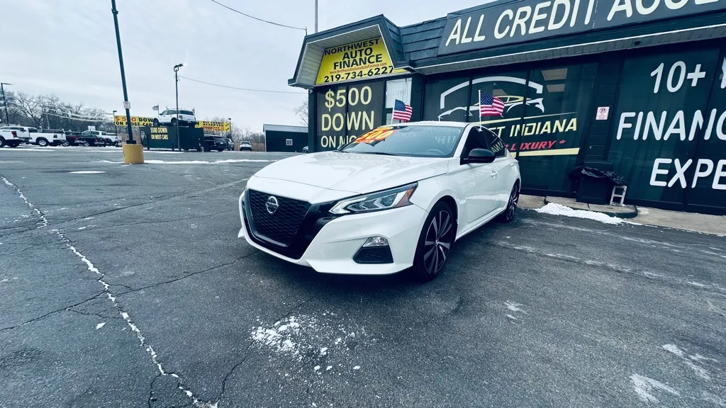 White 2022 NISSAN ALTIMA SR for sale in Valparaiso, IN