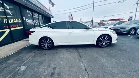 More photos of 2022 NISSAN ALTIMA SR at NWI AUTO FINANCE Valparaiso, IN