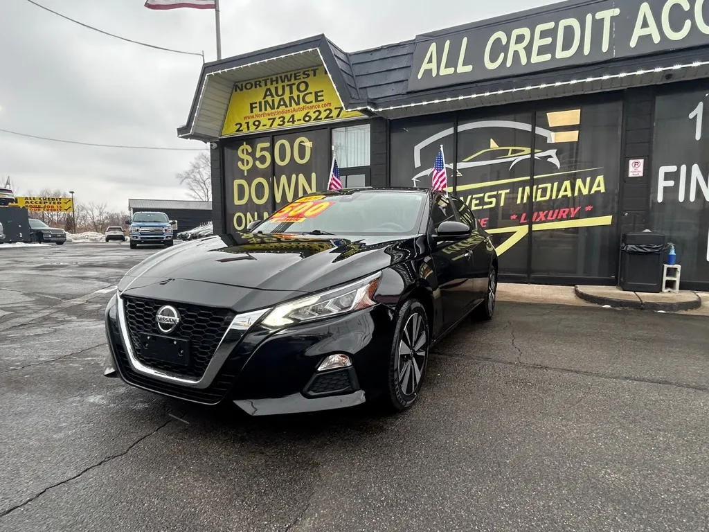 Black 2021 NISSAN ALTIMA SV for sale in Valparaiso, IN