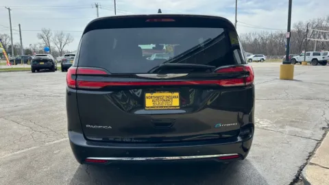 More photos of 2022 CHRYSLER PACIFICA HYBRID TOURING L at NWI AUTO FINANCE Valparaiso, IN