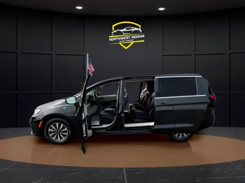 More photos of 2022 CHRYSLER PACIFICA HYBRID TOURING L at NWI AUTO FINANCE Valparaiso, IN