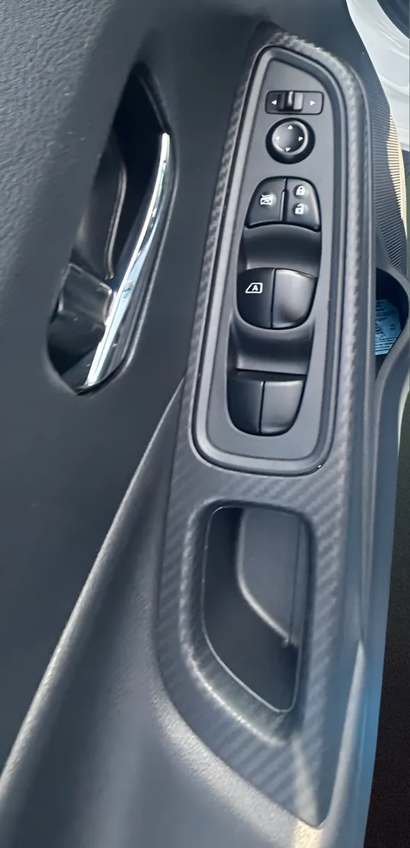 2025 Nissan Versa Sedan SV - Photo 10