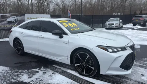 White 2021 TOYOTA AVALON HYBRID XSE for sale in Schererville, IN